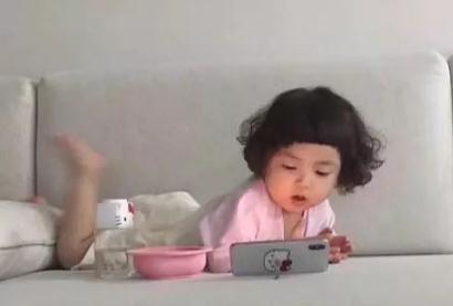 小孩玩手機對眼睛的危害