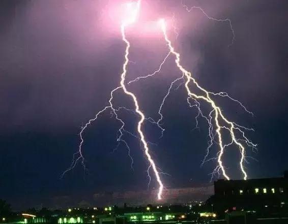 打雷可以玩電腦嗎