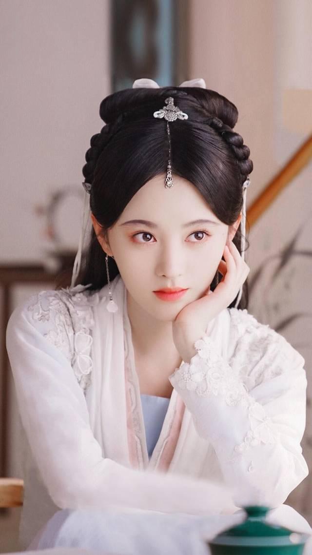 鞠婧祎前后對(duì)比照