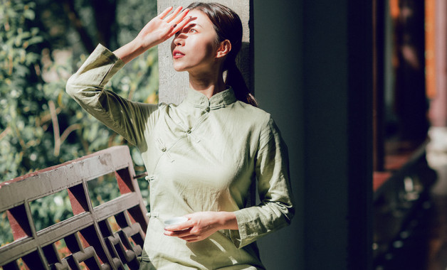穿旗袍要穿什么樣的內(nèi)衣最得體（穿旗袍還要穿啥）