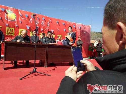 武鄉農民做微商直播:躺著就能把農產品賣出去